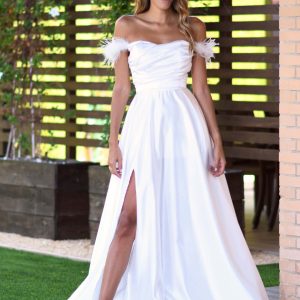 Vestido de novia mangas caídas con plumas